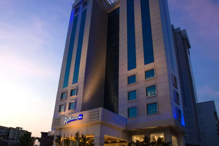 Radisson Blu Kochi 5-star hotel Metro Junction, Sahodaran Ayyappan Rd, Elamkulam, Kochi, Kerala 682020