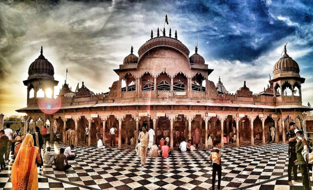 Explore the Divine Beauty of Barsana Shri Radha Rani Temple with Tour Packages